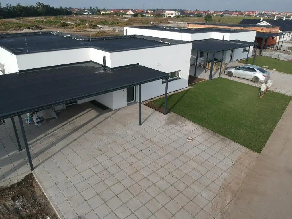Inžinierska činnosť — Letecký pohľad na súbor jednopodlažných objektov a upravené vonkajšie plochy